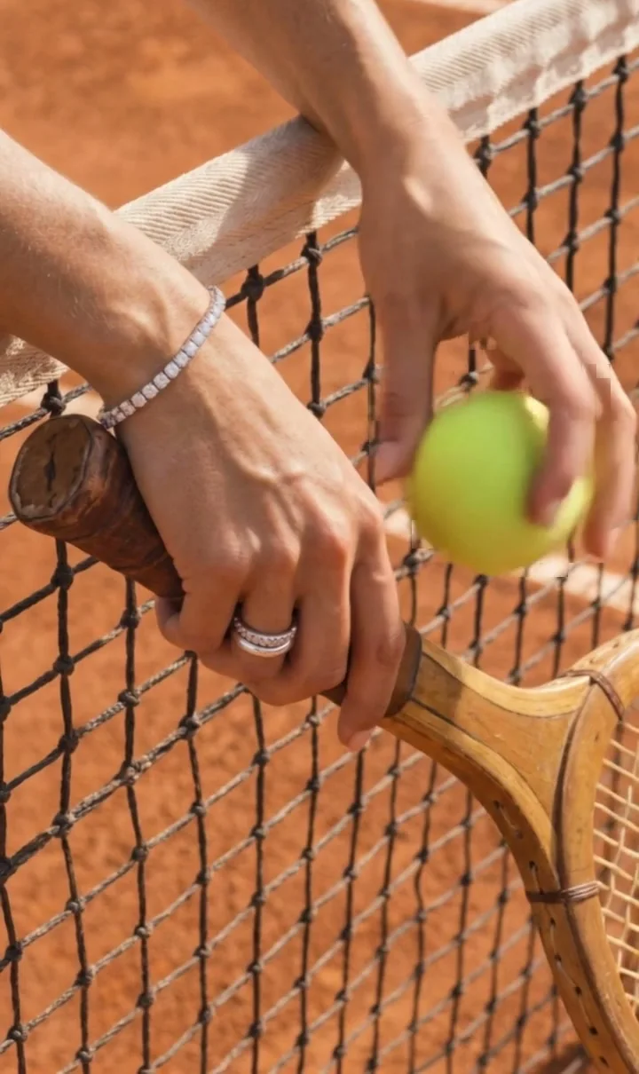 Tenis filesi üstünde su yolu bileklik ve yüzük
